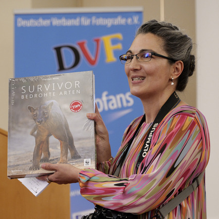 Anita Dieminger vergab Buchpreise an Jugendliche und verloste ein Buch unter den anwesenden Gästen