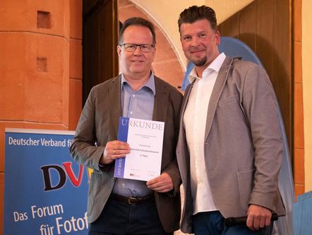  Michael Behrendt nimmt die Urkunde den Fotoclub Schrobenhausen entgegen - 2. Platz