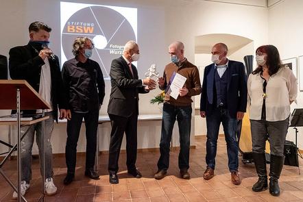 Regierungspräsident Dr. Thomas Bauer übergibt den Bayerischern Löwen an Michael Okubski, den Clubchef der BSW Fotogruppe Würzburg