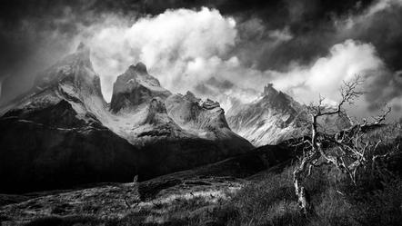 Mathes Eberhard - Regenwolken über den Torres del Paine - Annahme
