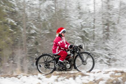 Jost Engelbert - Weihnachtsfrau in kalter Landschaft mit heißem Motorrad - Annahme