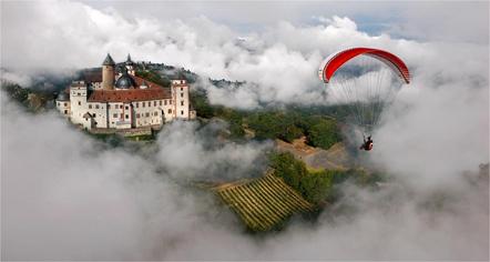 Königstein Heiko - BSW Fotogruppe Würzburg - Paraglider vor Festung - Annahme