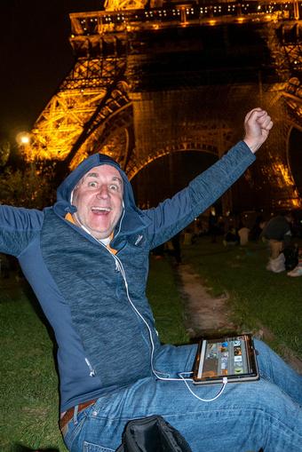 Roland Kennerknecht unter dem Eiffelturm