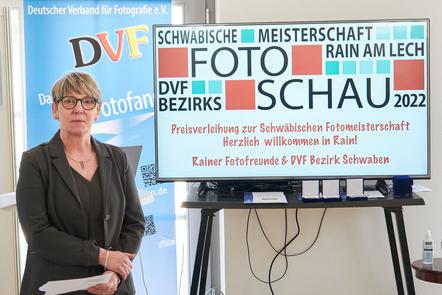 Begrüßung durch Christine Herz, 1. Vorsitzende der Rainer Fotofreunde e.V.
