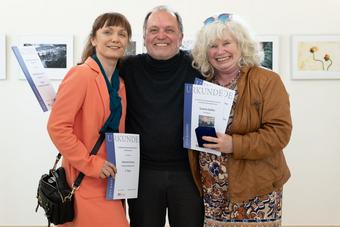 Siegertrio: Schwäbischer Fotomeister Peter Ernszt mit den beiden Vizemeistserinnen Aleksandra Boeck und Susanne Seiffert (rechts)