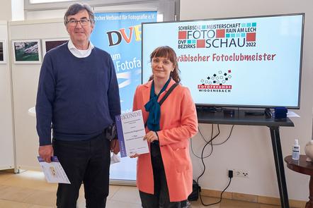 Peter Hildebrand mit Aleksandra Boeck bekommen die Urkunde für den Clubsieger Fotofreunde Wiggensbach