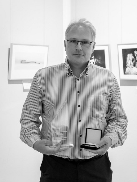 Christoph Frank mit Glaspokal und Medaille
