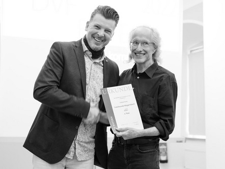 Armin Grreither bekommt die Urkunde für den 3. Platz der Fotofreunde Wiggensbach
