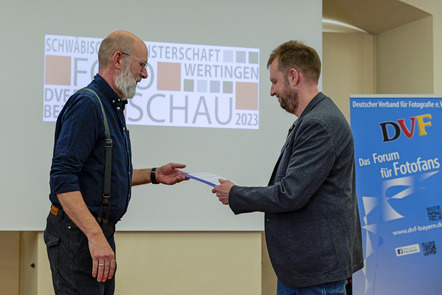 Den 2. Platz für die Film-und Fotofreunde Oettingen e.V. nimmt Michael WALTER entgegen