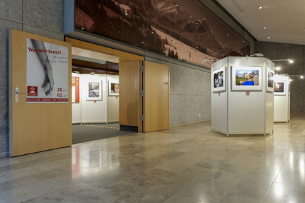 Jugend-Ausstellung im Foyer und Eingang zur Galerie