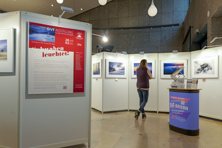 DVF-Ausstellung Schwaben leuchtet im Foyer des Oberstdorf Hauses001