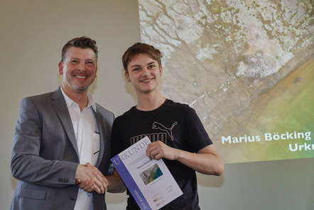 Urkunde und 3. Platz der Jugendwertung für Marius Böcking